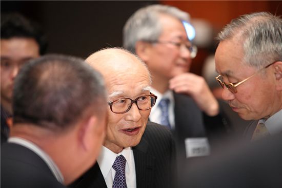 김우중 전 대우회장 7개월만에 귀국