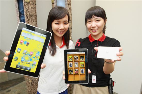 KT가 국내 최초 안드로이드 태블릿PC인 '아이덴티티 탭'(일명 올레패드)을 30일 출시했다.  오른똑은 에그 사진. 