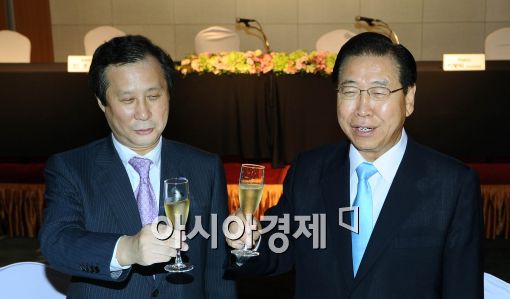 [포토]건배하는 정준양 회장과 이철휘 사장