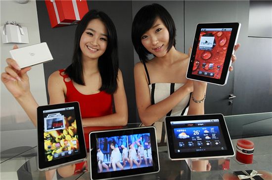 KT가 국내 최초로 선보인 안드로이드 기반 태블릿PC '아이덴티티 탭'