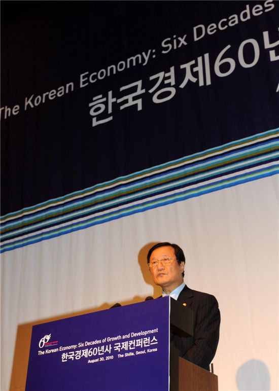 [포토]윤증현 장관, 한국경제60년사 컨퍼런스 참석