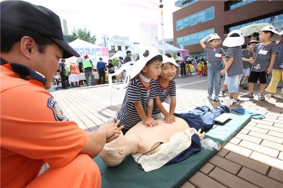 성북 복지봉사 참여한마당에서 아이들이 응급처치 훈련을 받고 있다.