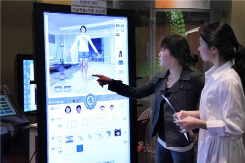 국제섬유교역전 '2010 프리뷰 인 서울'에서는 가상 아바타를 통해 소재와 디자인을 입력하면 3D패션쇼를 시뮬레이션해주는 소프트웨어 등 섬유와 연계된 앞선 IT기술을 눈으로 확인할 수 있다. 사진은 건국대학교 산학협력단 'i-Fashion'의 시연모습.