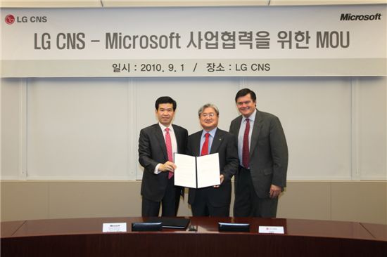 LG CNS와 한국마이크로소프트가 차세대 IT분야 협력을 위한 글로벌 파트너십을 체결했다. 왼쪽부터 김 제임스 우 한국 MS사장, 김대훈 LG CNS 사장)