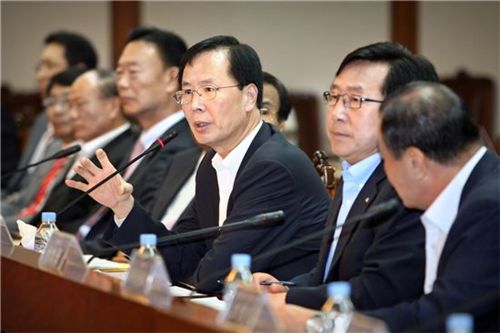 노대래 조달청장(가운데)이 1일 중소기업계 초청간담회에 참석해 질문에 답하고 있다.