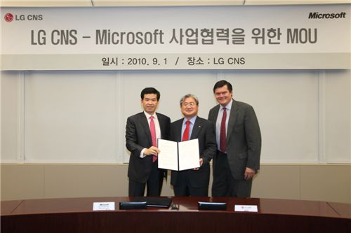 한국MS와 LG CNS가 차세대 IT 분야 협력을 위한 양해각서를 1일 체결했다.  
