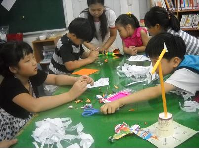 발명대장교육을 받고 있는 어린이들이 만들기에 열중하고 있다.
