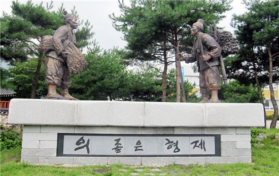 백제여! 구비구비 '망국의 한' 저리도 붉을까