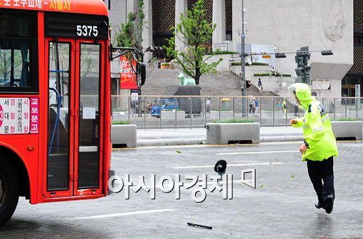 [포토] 목숨보다 중요한 경찰모(?)
