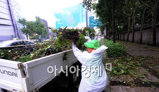 [포토] 긴급 도로 정비 나서는 서울시