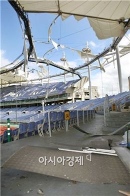 2일 오전 인천 남구 문학경기장 주경기장 지붕막이 제 7호 태풍 곤파스의 영향으로 심각하게 파손돼 있다./ 인천=이기범 기자 metro83@
