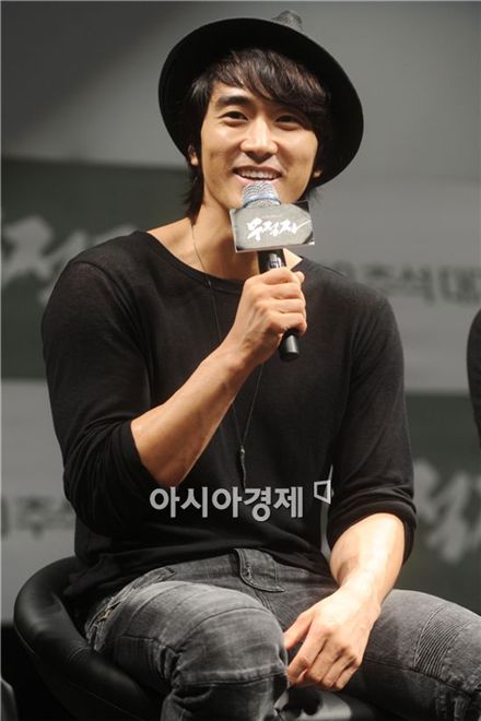 Actor Song Seung-heon speaks during a showcase for film "The Invincible" held at a CJ CGV theater in Seoul, South Korea on August 30, 2010. [Lee Ki-bum/Asia Economic Daily]