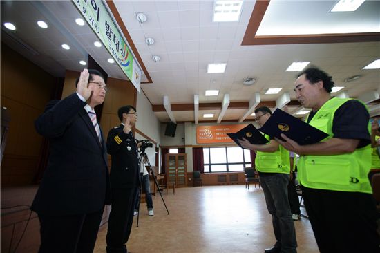 문충실 동작구청장(왼쪽) 앞에서 선서하는 안전지킴이 .