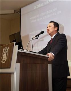 박용만 ㈜두산 회장이 지난 2일 서울대학교에서 채용설명회를 진행하고 있다.