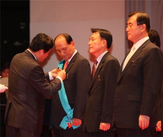 국가생산성대회에서 금탑산업훈장을 수상한 남용 LG전자 부회장(왼쪽에서 두 번째)이 훈장을 받고 있다.