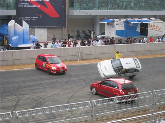 F1 코리아 그랑프리 D-50을 축하하는 행사가 다채롭게 열렸다. 모터 스턴트(위)와 자동차 스턴트 묘기(아래)가 펼쳐지고 있다.