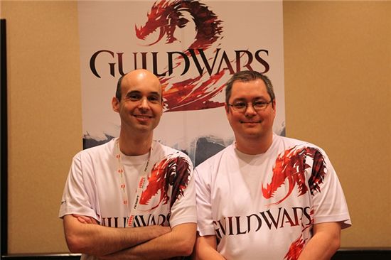아레나넷의 마이크 오브라이언 대표(왼쪽)와 에릭 플래넘 수석 게임 디자이너(오른쪽)가 '팍스2010' 현장에서 인터뷰 후 사진촬영을 하고 있다.