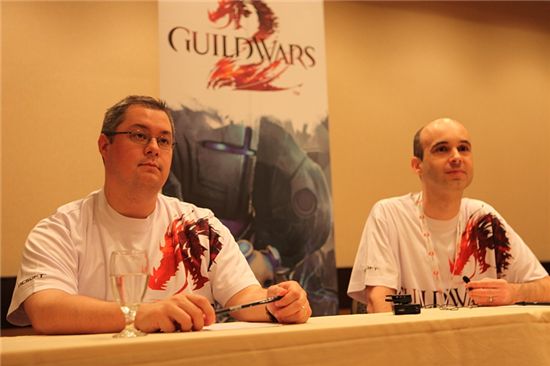 아레나넷의 마이크 오브라이언 대표(오른쪽)와 에릭 플래넘 수석 게임 디자이너(왼쪽)가 '팍스2010' 현장에서 질문에 답하고 있다.