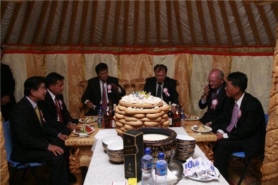 지난 3일 기공식에 참석한 인사들이 행사를 마치고 몽골 전통 겔에서 환담을 나누고 있다. 사진 왼쪽부터 LIG건설 강희용 사장, MCC 관계자, 바트벌드 몽골 총리, 애들턴 미국대사, 정일 주몽골 대사