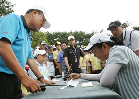  장수연(오른쪽)이 김광배 KLPGA 경기위원장으로부터 스코어카드 제출 직전 15번홀의 2벌타 부과에 대해 설명을 듣고 있다. 사진=KLPGA제공