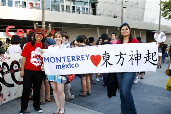 [포토]유노윤호-최강창민, '멕시코에도 팬이?'