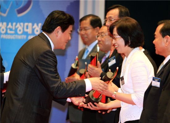 박춘희 송파구청장(오른쪽)이 최경환 지식경제부장관으로 부터 상을 받고 있다.