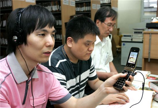 LG U+는 사회복지공동모금회 지정기탁사업자인 하상장애인복지관에 시각장애인을 위한 ‘책 읽어주는 휴대폰(LG-LH8700)’ 2000대를 기증한다. 장애인들이 ‘책 읽어주는 휴대폰’으로 최신 도서를 음성으로 듣고 있다.
 