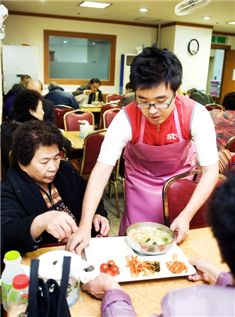 STX그룹이 6일부터 19일까지 그룹 전 계열사 임직원이 참여하는 자원봉사대축제 ‘STX Happy Volunteer Week’를 시작했다. 사진은 서울 종로구 경운동에 위치한 서울노인복지센터를 방문해 봉사활동을 펼치고 있는 STX그룹 직원.