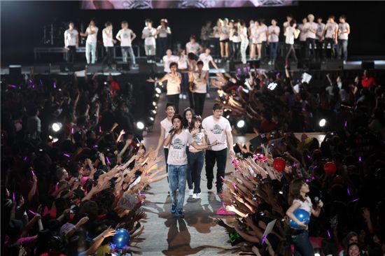 SM artists performing at the "SMTOWN LIVE '10 WORLD TOUR" held at the Staples Center in Los Angeles [SM Entertainment]
