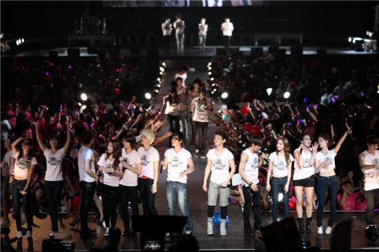SM artists performing at the "SMTOWN LIVE '10 WORLD TOUR" held at the Staples Center in Los Angeles [SM Entertainment]
