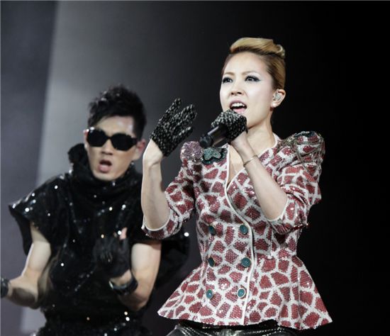 Korean songstress BoA performing at the "SMTOWN LIVE '10 WORLD TOUR" held at the Staples Center in Los Angeles [SM Entertainment]
