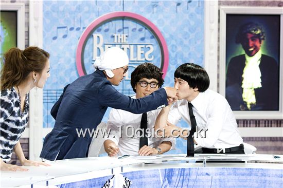 From left, singer Chae Yeon, DJ DOC member Lee Ha-neul, singer-songwriter Yoon Jong-shin and comedien Yoo Se-yoon take part in a recording for cable music channel Mnet's "The Beatles Code" at the CJ E&M Center in Seoul, South Korea on August 19, 2010. [Lee Jin-hyuk/10Asia] 