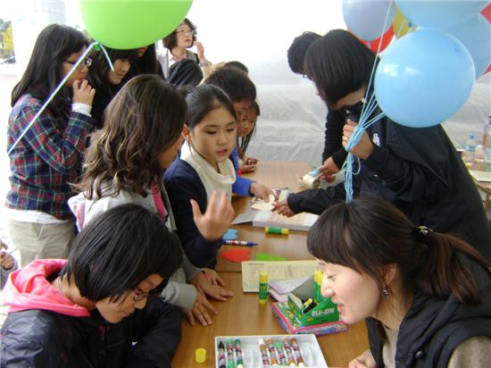 지난해 열린 천안시 사회복지축제 해피페스티벌에서 어린이들이 행사에 참여하고 있다.