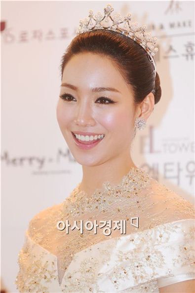 Actress Lee Yu-ri poses at a press conference held ahead of her wedding at the EL Tower in Seoul, South Korea on September 6, 2010. [Lee Ki-bum/Asia Economic Daily]