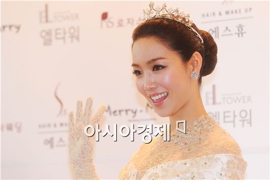 [PHOTO] Lee Yu-ri smiles before wedding