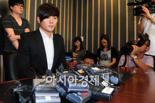 [포토]긴급 기자회견 가진 이루