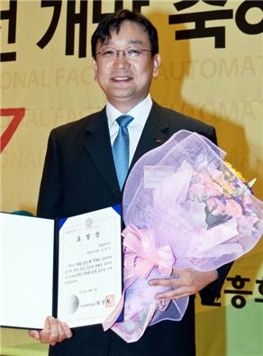 ▲ 김진기 STX엔진 책임연구원이 7일 우수자본재 개발유공자 시상식에서 지식경제부 장관 표창을 수상했다.