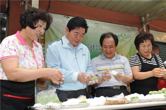 김기동 광진구청장, 송편 만들기 '바빠요'