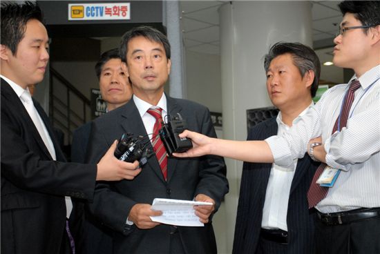 종합유선방송사인 씨앤앰의 최정우 전무가 8일 서울중앙지법 로비에서 이날 법원 판결에 대한 케이블TV 업계의 입장을 밝히고 있다.