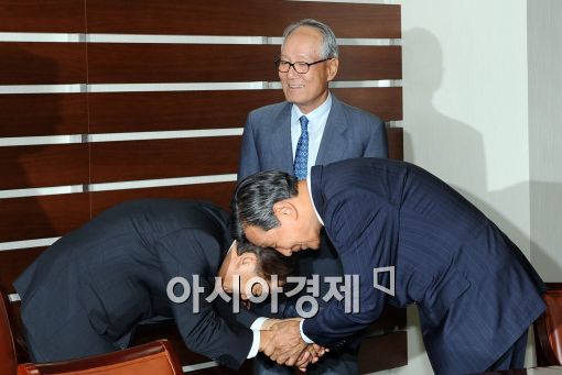 [포토]90도로 인사나누는 이재오 장관과 박영주 회장