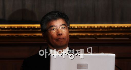 [포토]금통위, 생각에 잠긴 김중수 총재