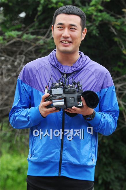 Korean actor Jo Han-sun speaks to reporters at the Nonsan training camp in the South Chungcheong Province of South Korea on September 9, 2010. [Lee Ki-bum/Asia Economic Daily]