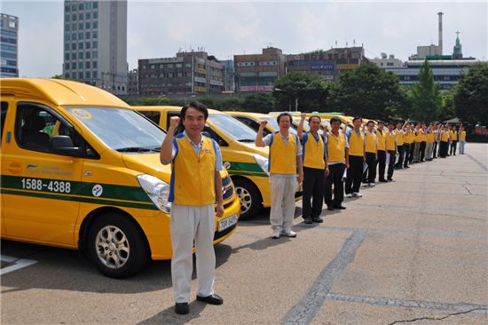 이용선 서울시설공단이사장(맨 앞)과 공단 관계자들이 장애인 콜택시 자원봉사자로 나서 화제다.
