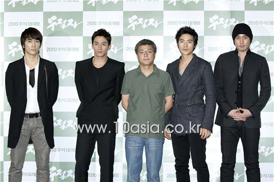 From left, actors Song Seung-heon, Joo Jin-mo, director Song Hae-sung, actors Kim Kang-woo and Jo Han-sun pose during a photocall of a screening for film "The Invincible" held at a CJ CGV theater in Seoul, South Korea on September 8, 2010. [Lee Jin-hyuk/10Asia]