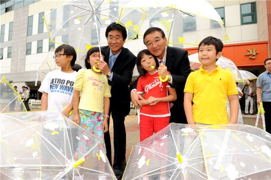 [포토]현대모비스 투명우산 나눔행사 개최