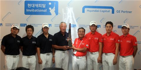  한일 양국의 단장과 주요선수들이 기자회견 직후 선전을 다짐하고 있다. 사진=KGT제공