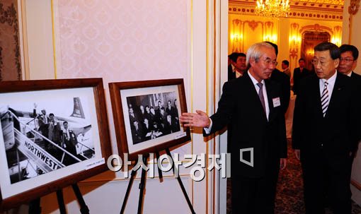 [포토] 박용현, '나도 처음본 사진이 있네~'