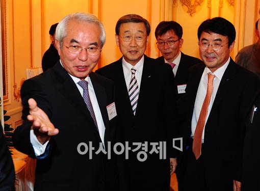 [포토] 아시아경제 출판기념회 찾은 박용현 회장