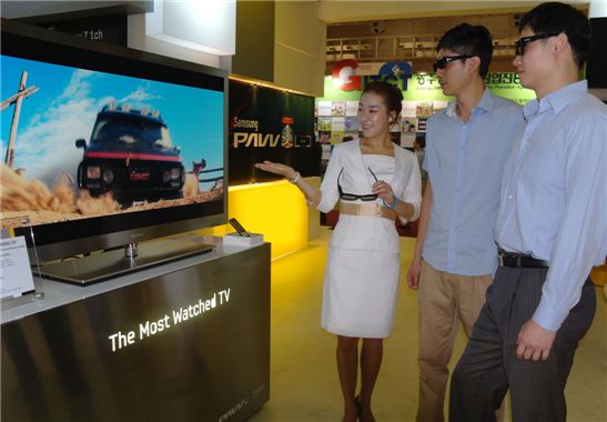 9일(목)부터 12일(일)까지 4일간 광주광역시 김대중컨벤션센터에서 열리는 'ACE Fair 2010 국제문화창의산업전'에 참가한 삼성전자 부스를 방문한 관람객들이 명품 풀HD 3D LED TV 9000 시리즈로 3D 입체영상을 즐기고 있다.