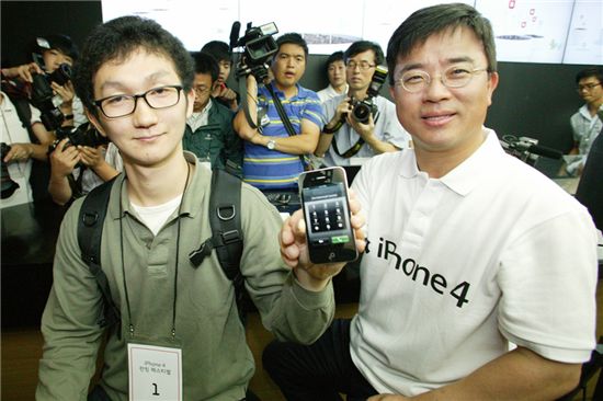 KT 개인고객부문장 표현명사장(오른쪽)과 이날 런칭파티의 1번 대기고객인 대학생 신현진씨가 아이폰4를 개통한 뒤 포즈를 취하고 있다.